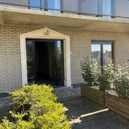 Coastal Family Escape In Groenendijk *